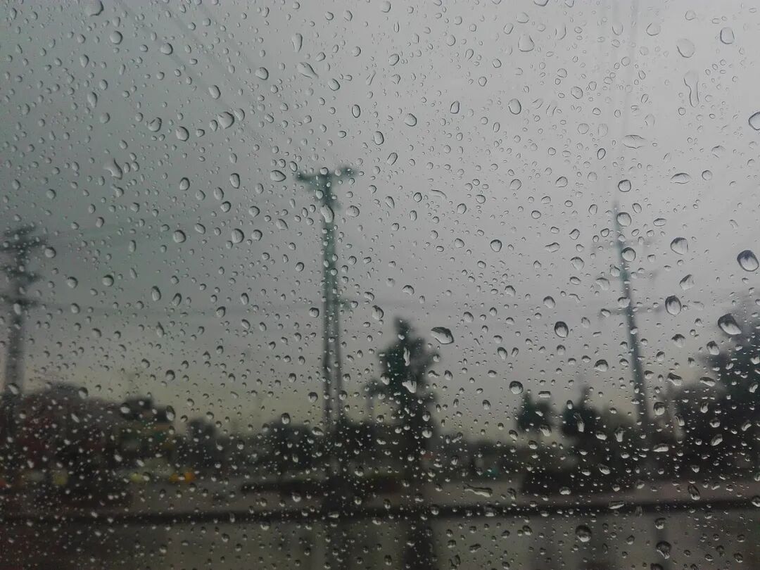 玻璃上的雨滴