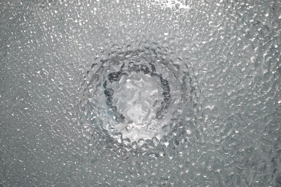雨中的汽车挡风玻璃