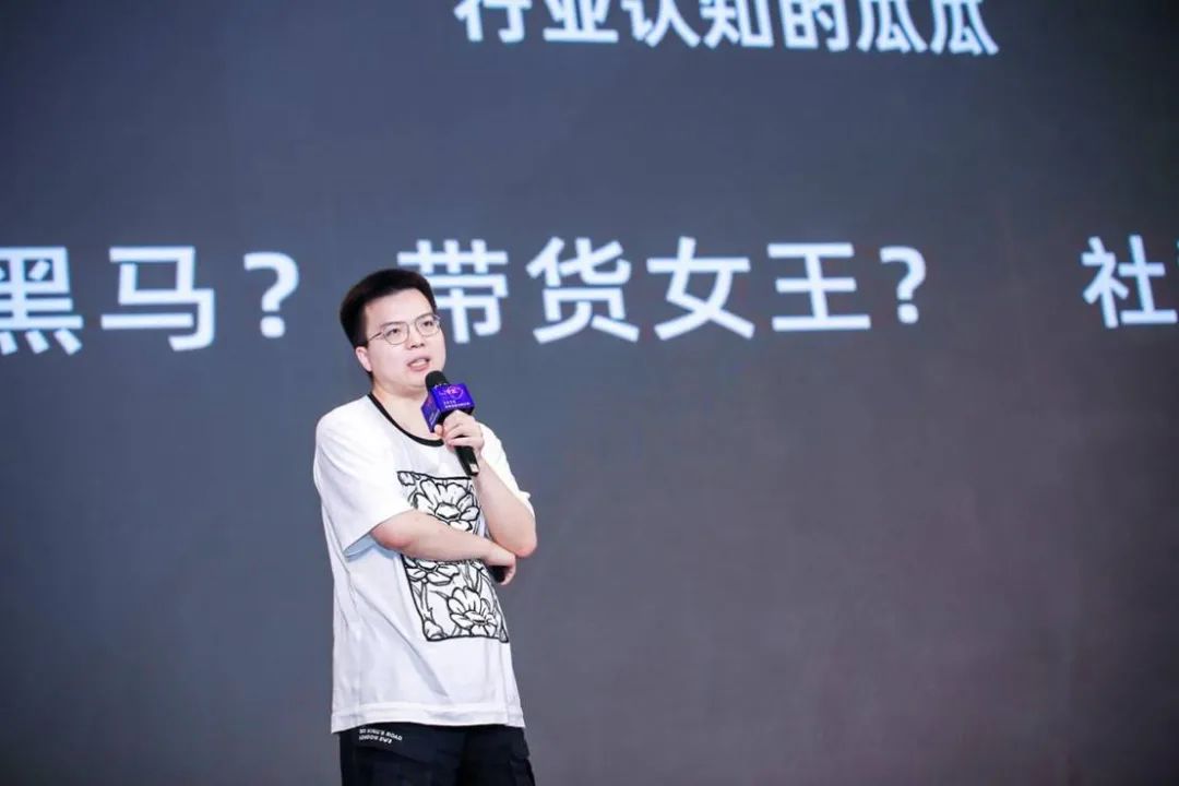 抖包袱是什么意思_抖包袱大会综艺_包袱抖不完裘英俊相声作品集