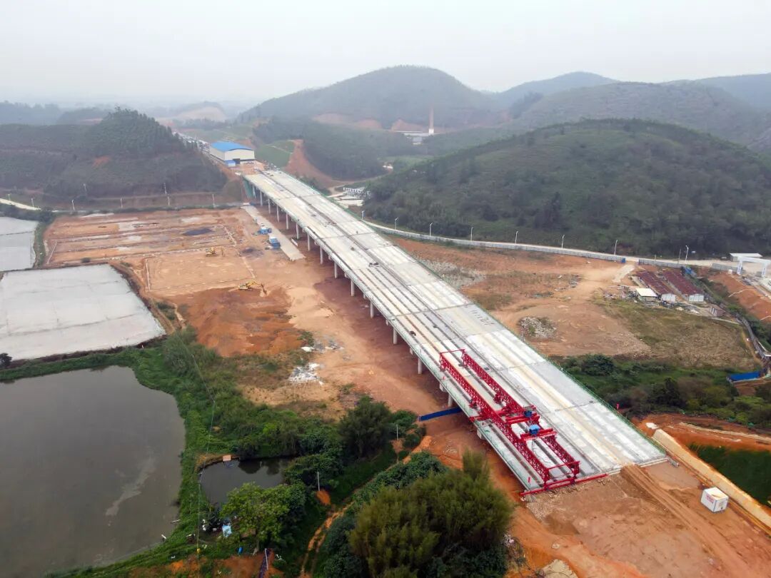 4米,历经460余天,肇明高速公路新村大桥传来好消息,近日,首座桥梁全幅