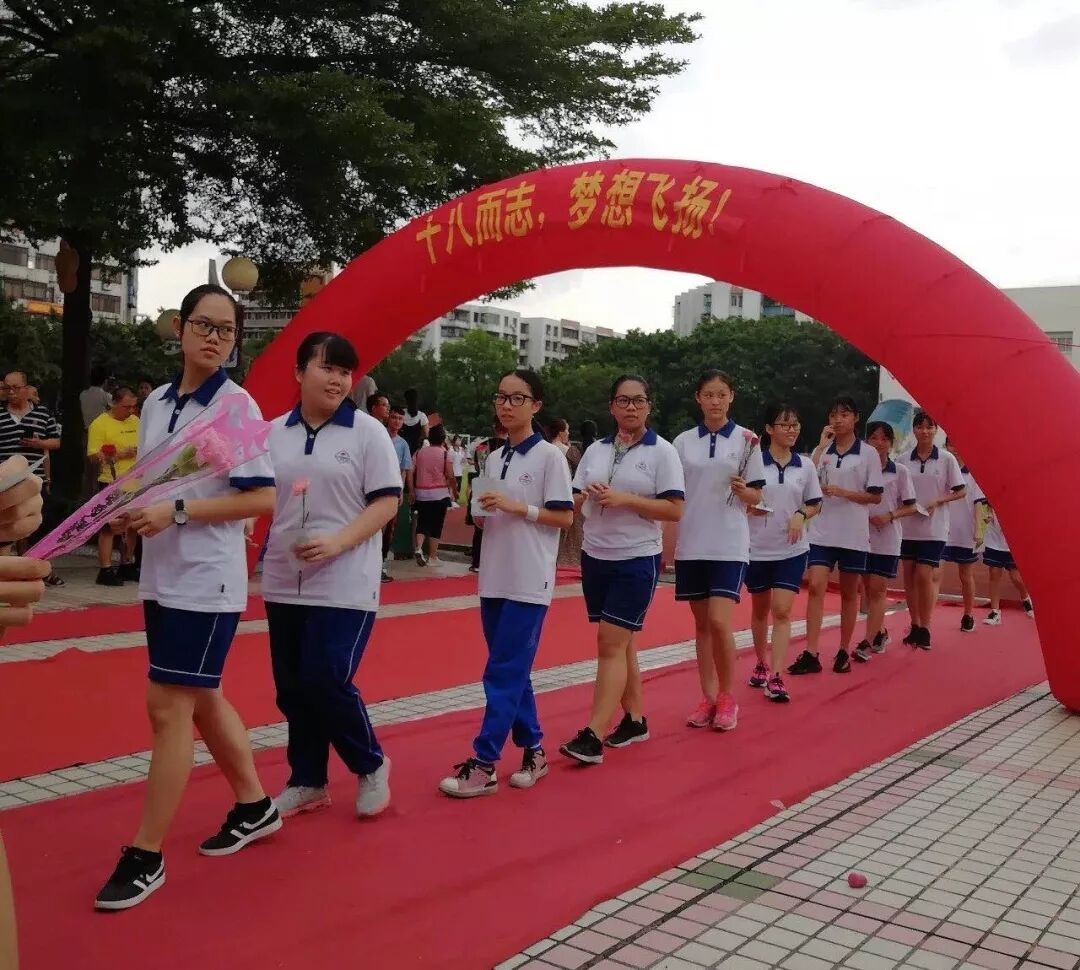 终于提出要改校服了!有图有真相,原来肇庆的校服