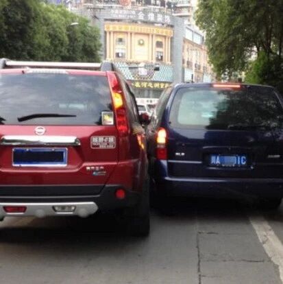 前车突然实线变道，后车却负全责？交警：罚的就是你
