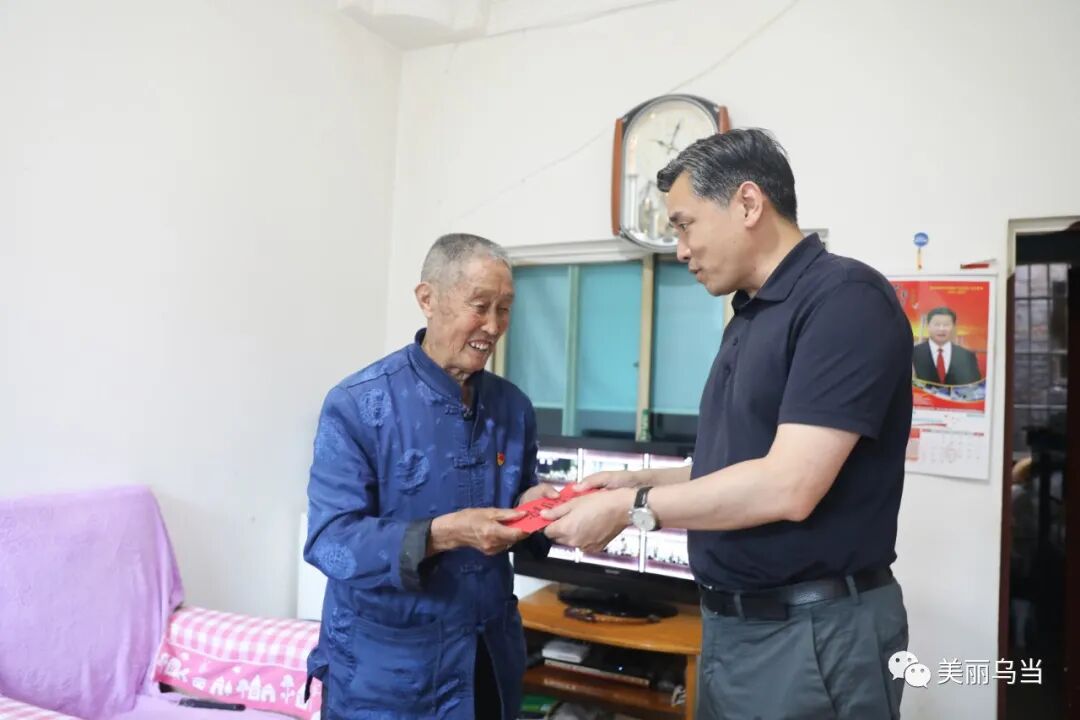 乌当区长李成开展七一走访慰问活动