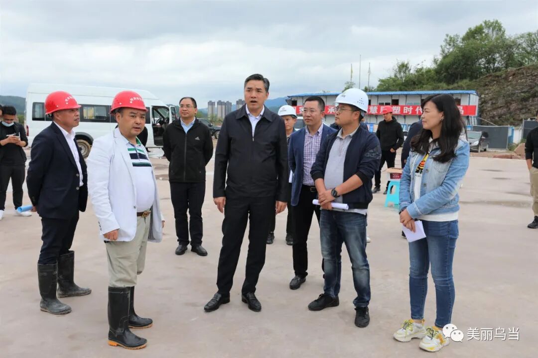 乌当区长李成到东风镇调研百校攻坚工作开展情况