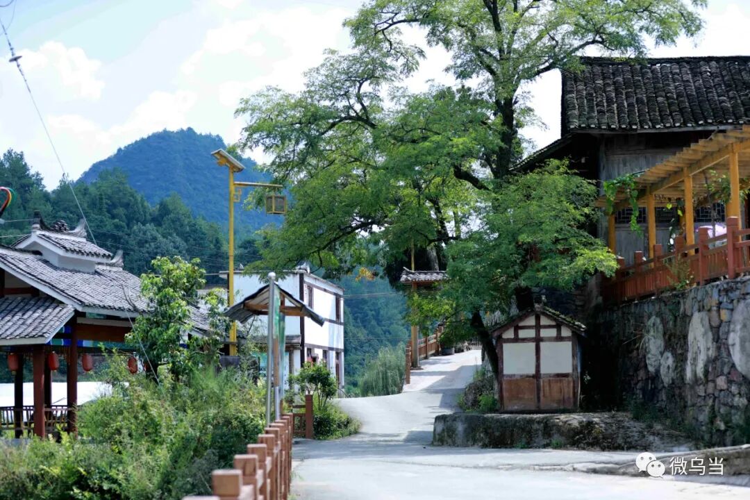 布依庖汤第一村福韵王岗