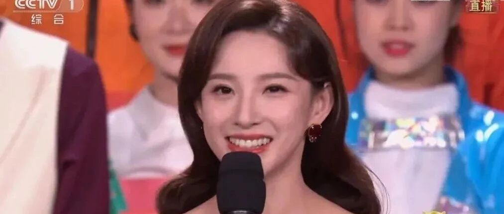 28岁马凡舒主持春晚一夜爆火，成为央视新“流量密码”！首次登台内情曝光！