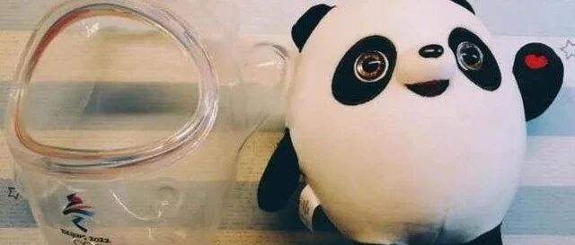 一学生因买不到“冰墩墩”，自创“墩式”字体，网友拍手称赞，但老师却说……