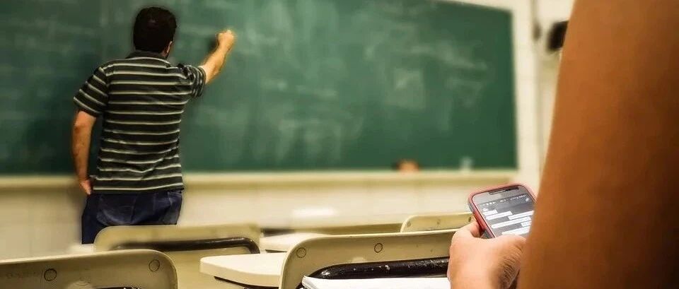 “老师，回个微信很难吗？”老师的回答，看完后所有人沉默了......……