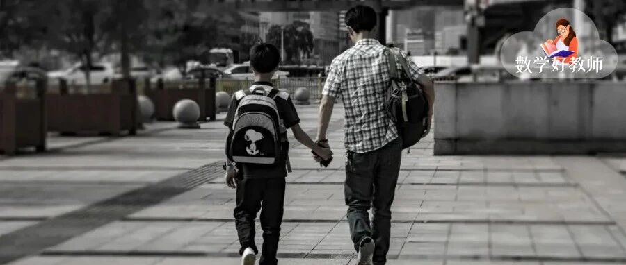 延时服务实行两周暴露问题，校门口的“一幕”让人绝望！