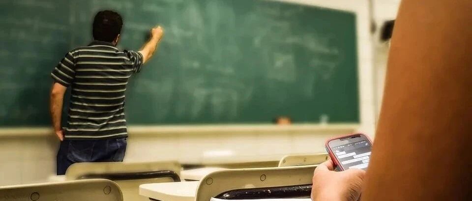 老师寒暑假，是拿9个月的透支换来的！请为老师转一下