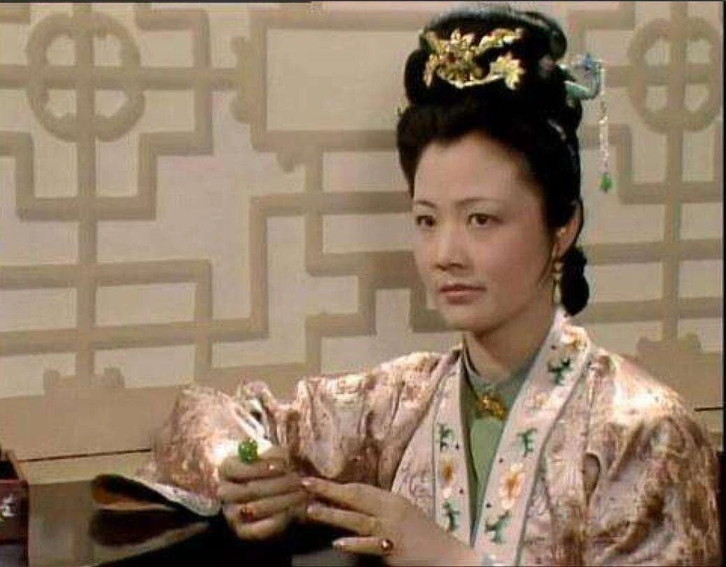 尤氏幸有钝感力加持才得以抵御这人生底色的悲凉