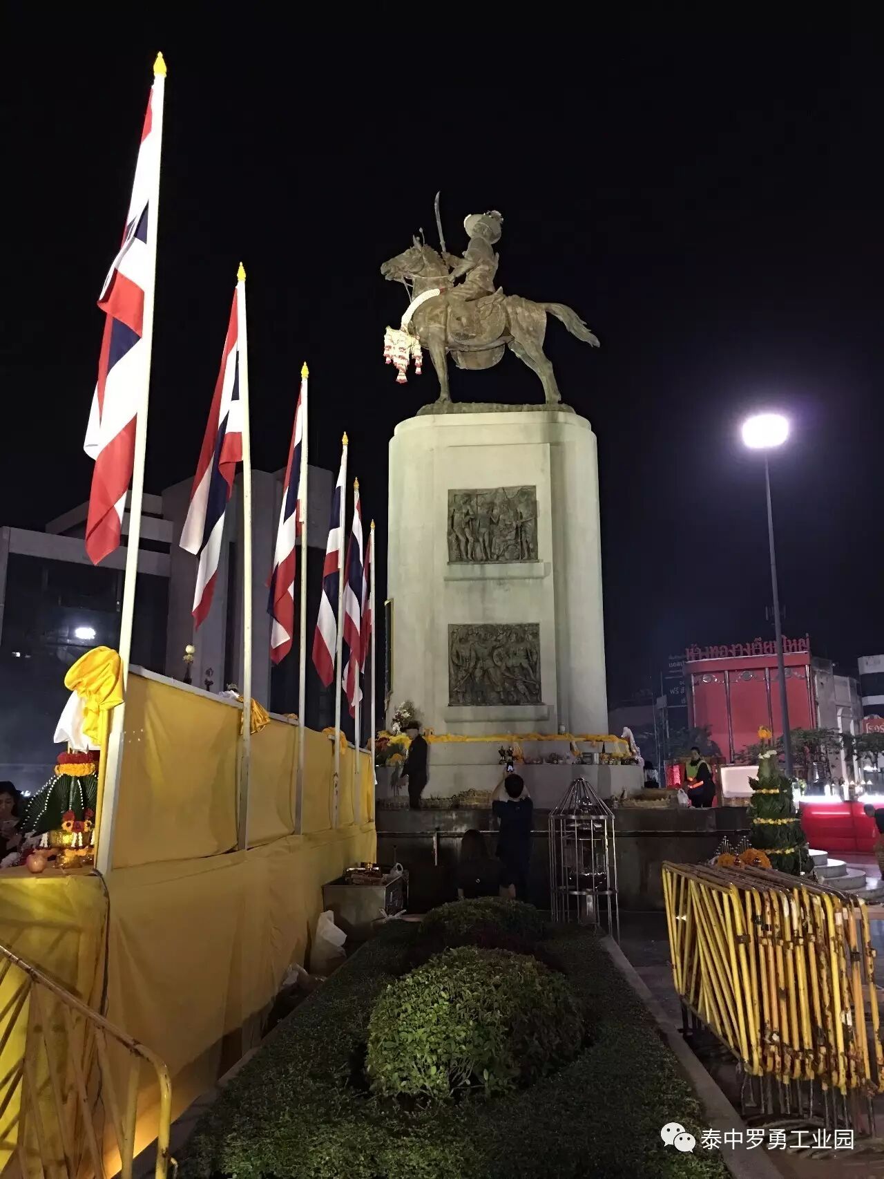 生于泰国阿瑜陀耶城,是泰国第四十一位君主,吞武里王朝的开国大帝,更