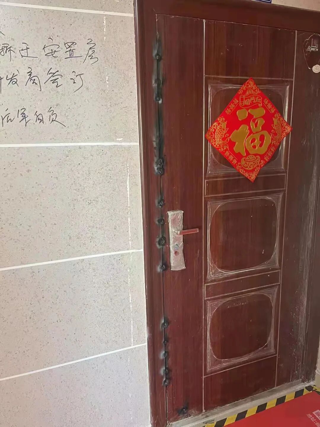 新拿商品房大门被人为焊死,墙面还涂写文字,涉及十多位业主!