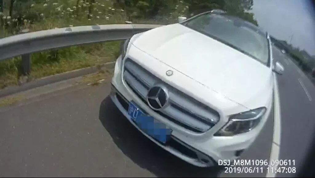 车停高速应急车道被查 女司机怼盐城交警