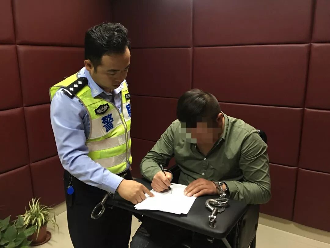 商店老板微信报警 警方布控抓获网逃人员