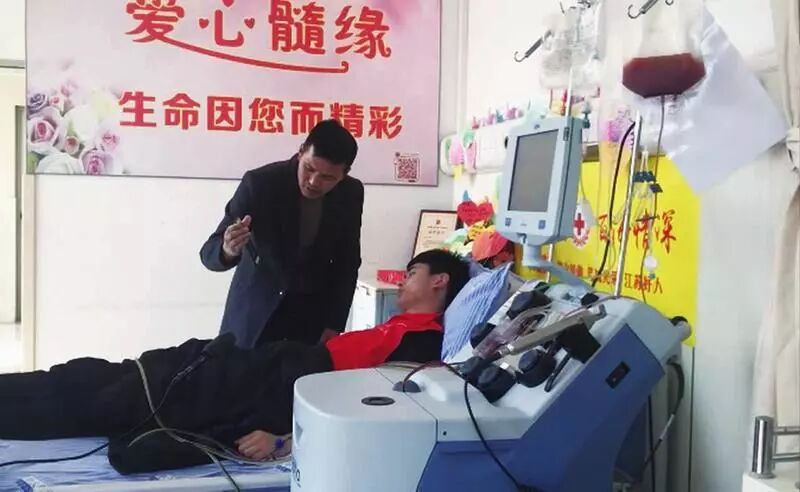 小伙手机直播捐献＂生命火种＂ 称＂跟打吊针没两样＂