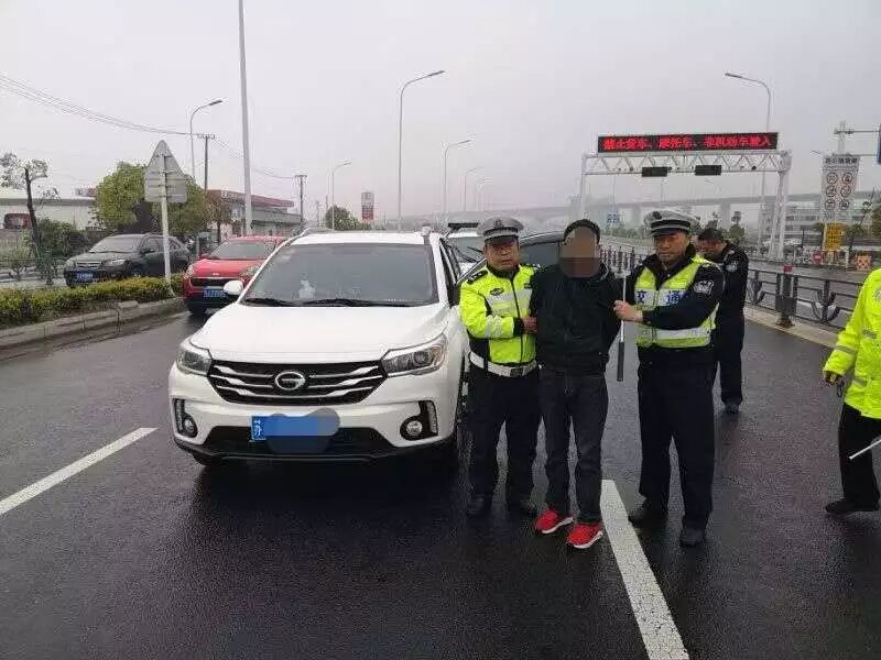 男子涉嫌盗抢被上网追逃 交警设卡将其抓获