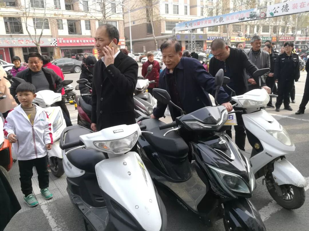 亭湖警方发赃大会现场 14位市民领回被盗电瓶车