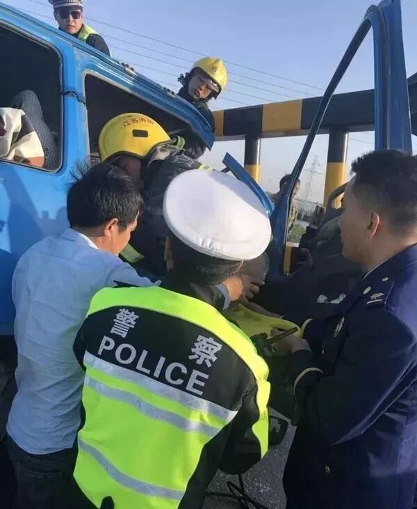 男子开大货车硬“怼”限高架：5吨多蛋全碎了