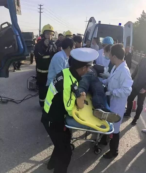 男子开大货车硬“怼”限高架：5吨多蛋全碎了