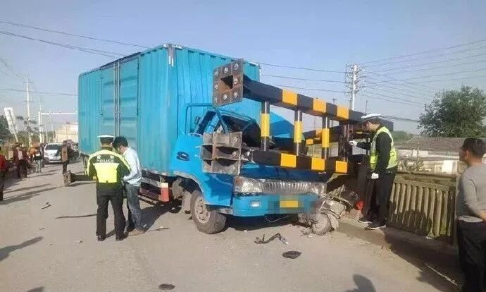 男子开大货车硬“怼”限高架：5吨多蛋全碎了