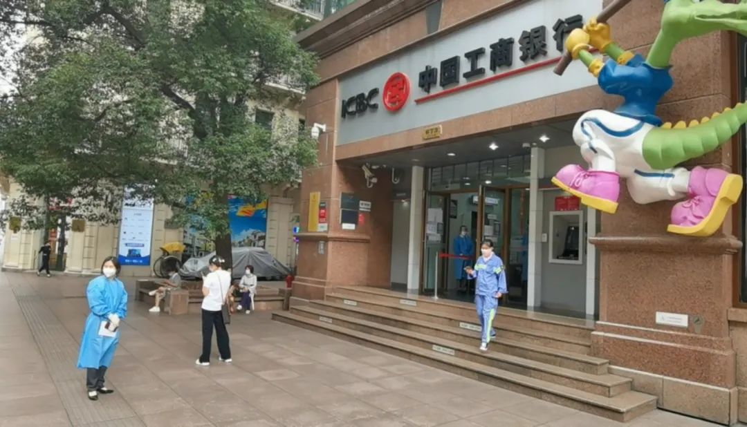 网点排长队、取号难？记者实地走访：上海银行业多措疏解，提升精细化服务水平