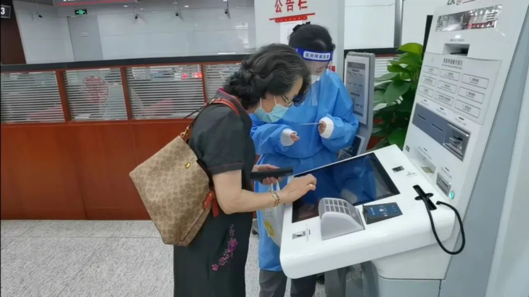 网点排长队、取号难？记者实地走访：上海银行业多措疏解，提升精细化服务水平
