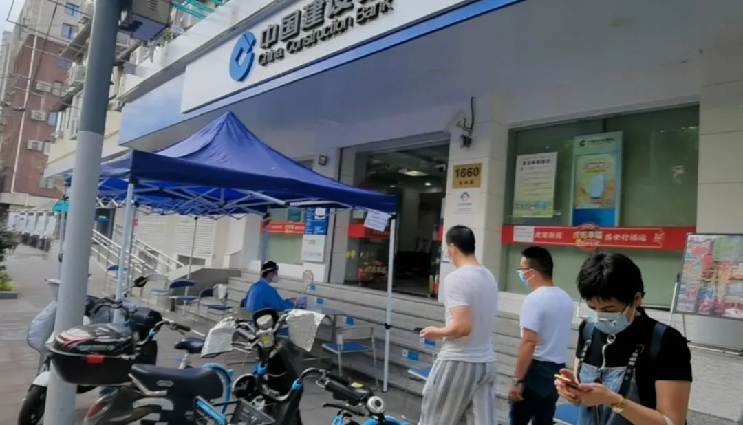 网点排长队、取号难？记者实地走访：上海银行业多措疏解，提升精细化服务水平