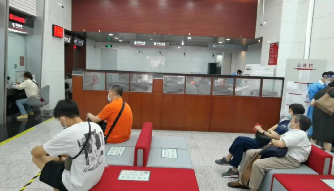 网点排长队、取号难？记者实地走访：上海银行业多措疏解，提升精细化服务水平