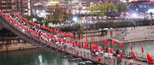 国庆假期，旅游业迎高光时刻！周边游订单达节前8.6倍，这类旅游方式成爆款，预订量环比飙涨14倍……