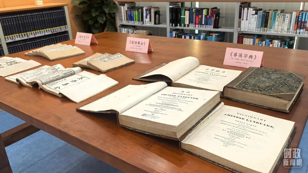 △澳門科技大學(xué)圖書館館藏珍貴書籍。（總臺央視記者黎兵拍攝）