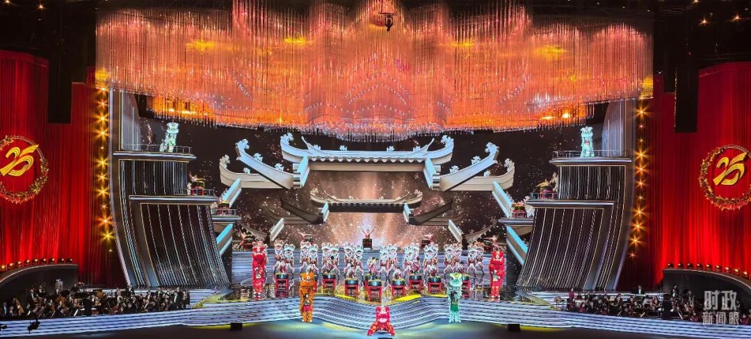 △慶祝澳門回歸祖國25周年文藝晚會現(xiàn)場燈光璀璨，歡樂喜慶。（總臺央視記者范學(xué)禹拍攝）