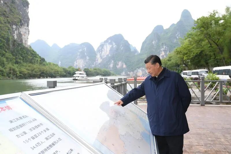 △2021年4月25日，习近平总书记在广西桂林市阳朔县漓江杨堤码头，了解漓江流域综合治理、生态保护等情况。