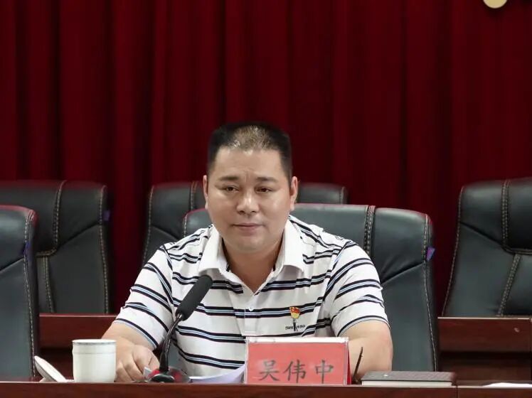 镇党委书记吴伟中在会上强调,要广泛宣传疫苗接种,查补漏洞,特别是18