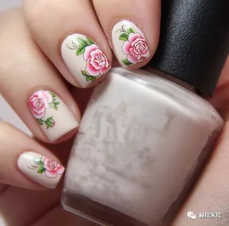 赫拉米拉 印花元素美甲愈显精致,高雅大气