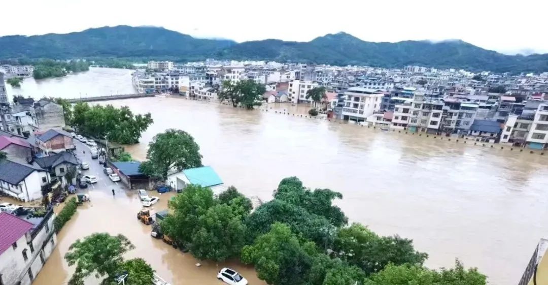 西壩村,窯頭村受災嚴重道路被淹,交通受阻,人員被困桃江河段水位猛漲