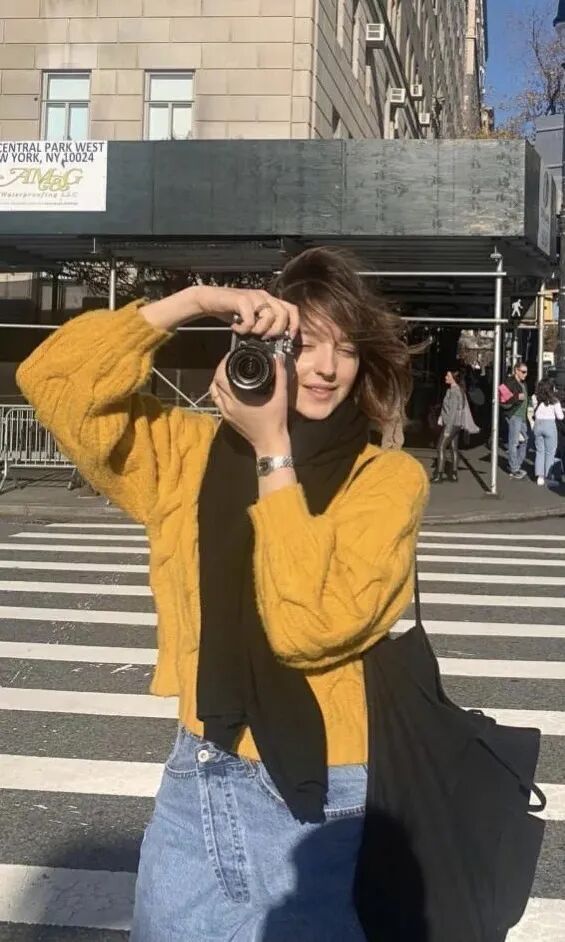 她说自己的爱好包括:跳舞,唱歌,玩夏威夷四弦琴,听音乐,时尚,旅行