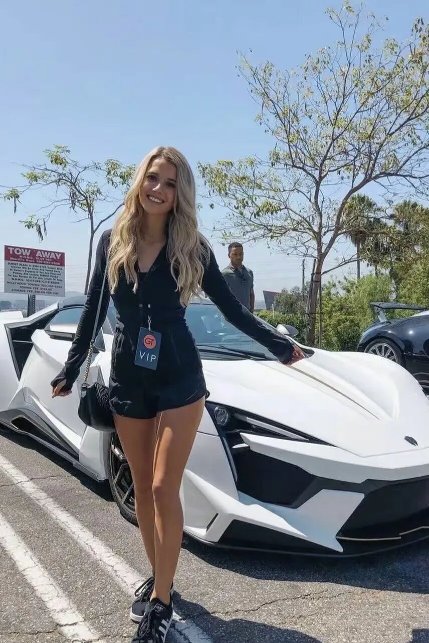 超级模特和车手lindsaybrewer