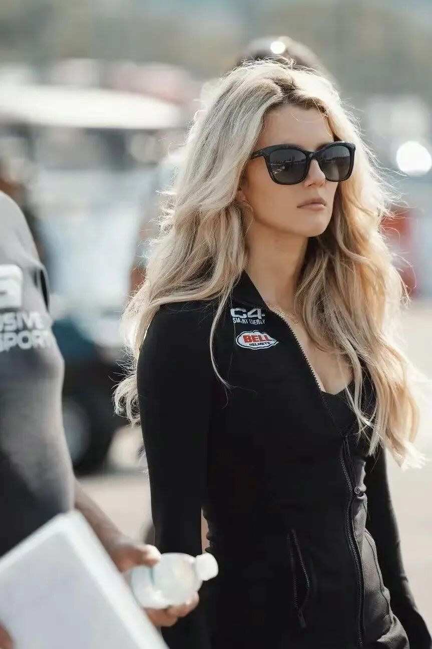 超级模特和车手lindsaybrewer