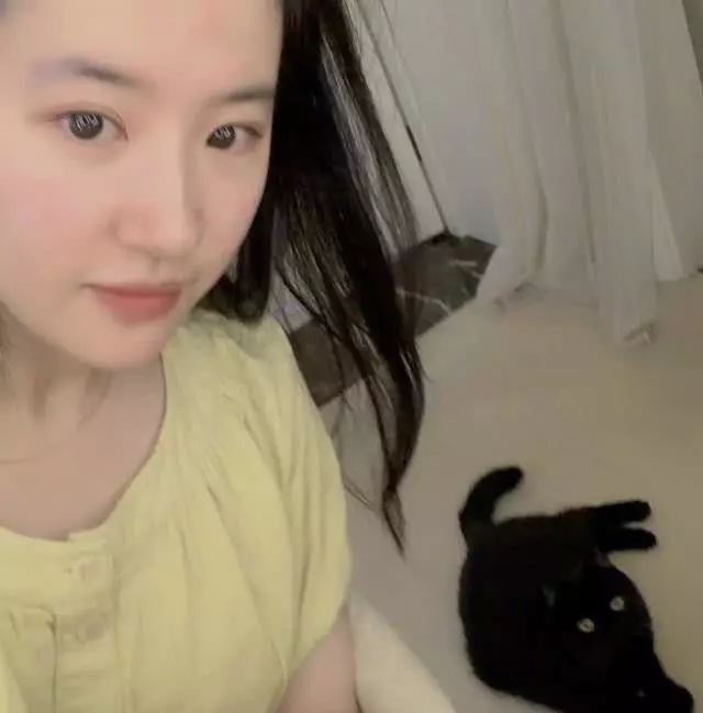 劉亦菲曬劇組擼貓照，給喵星人溫柔喂飯好寵溺，清純素顏美回18歲 寵物 第10張