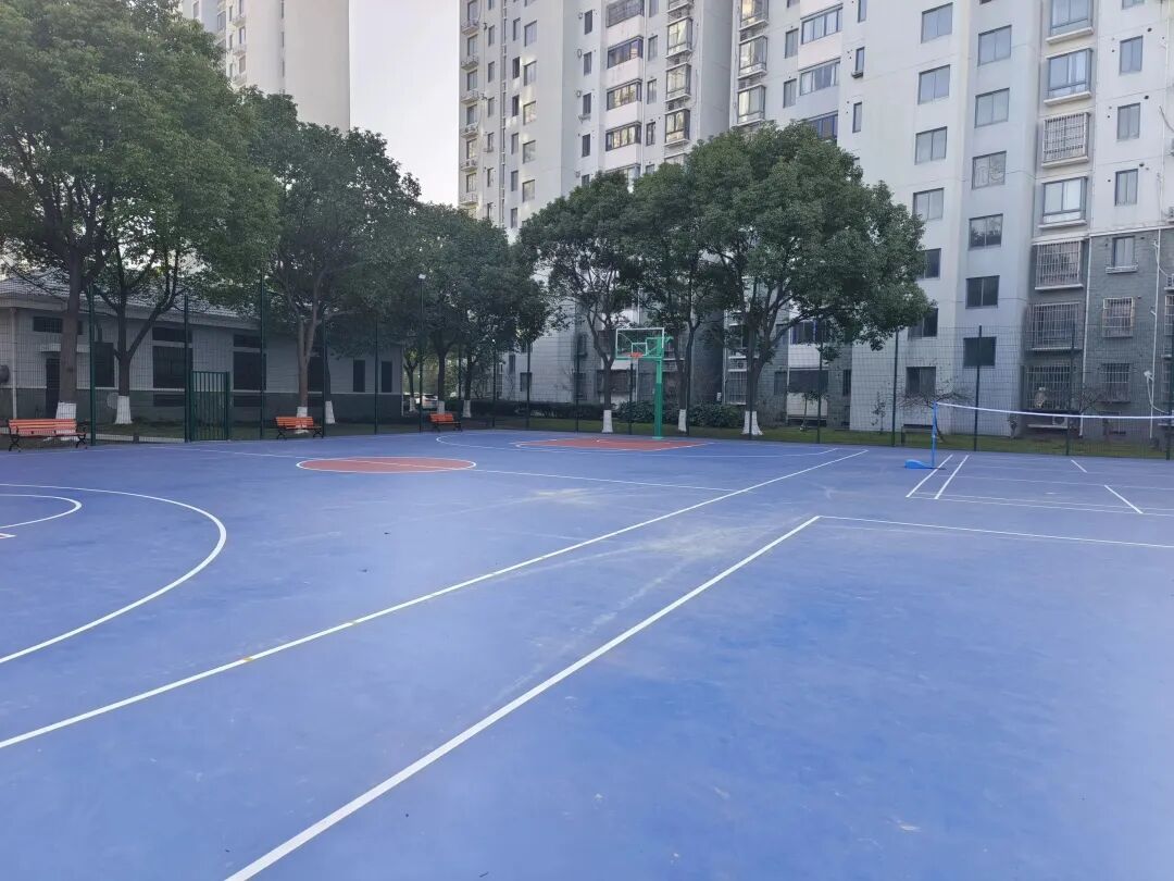 日前,在山阳镇蓝色收获小区篮球场,场地焕然一新,崭新的围栏,篮球框