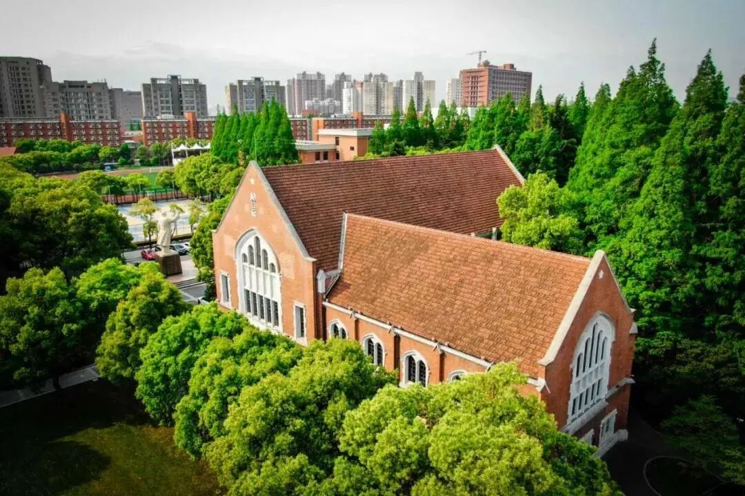 沪江大学原名上海浸会大学,是上海第一所由国人出任校长的教会大学.