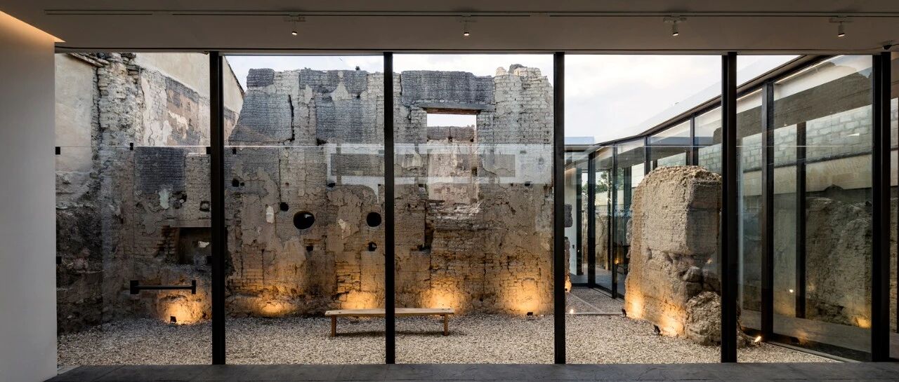 展陈建筑 ： 逆纪念碑“碎片”