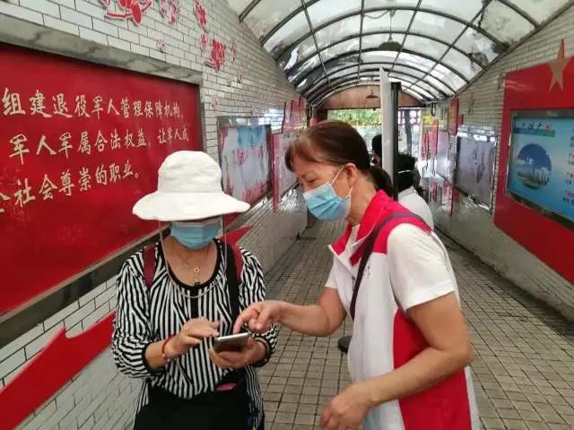 谭玉梅在健康码为黄码的社区当志愿者