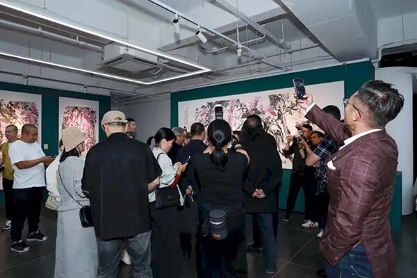 紫云承晖——李俊花鸟画作品展在《中国美术报》艺术中心开展