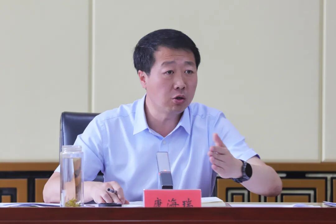 康海瑞主持会议并讲话(图/乔敏)区领导么海明,贺润