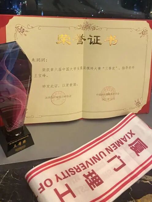 朱玥玥同学(右)二等奖获得者19级服表袁浩同学(左)中国大学生服装模特