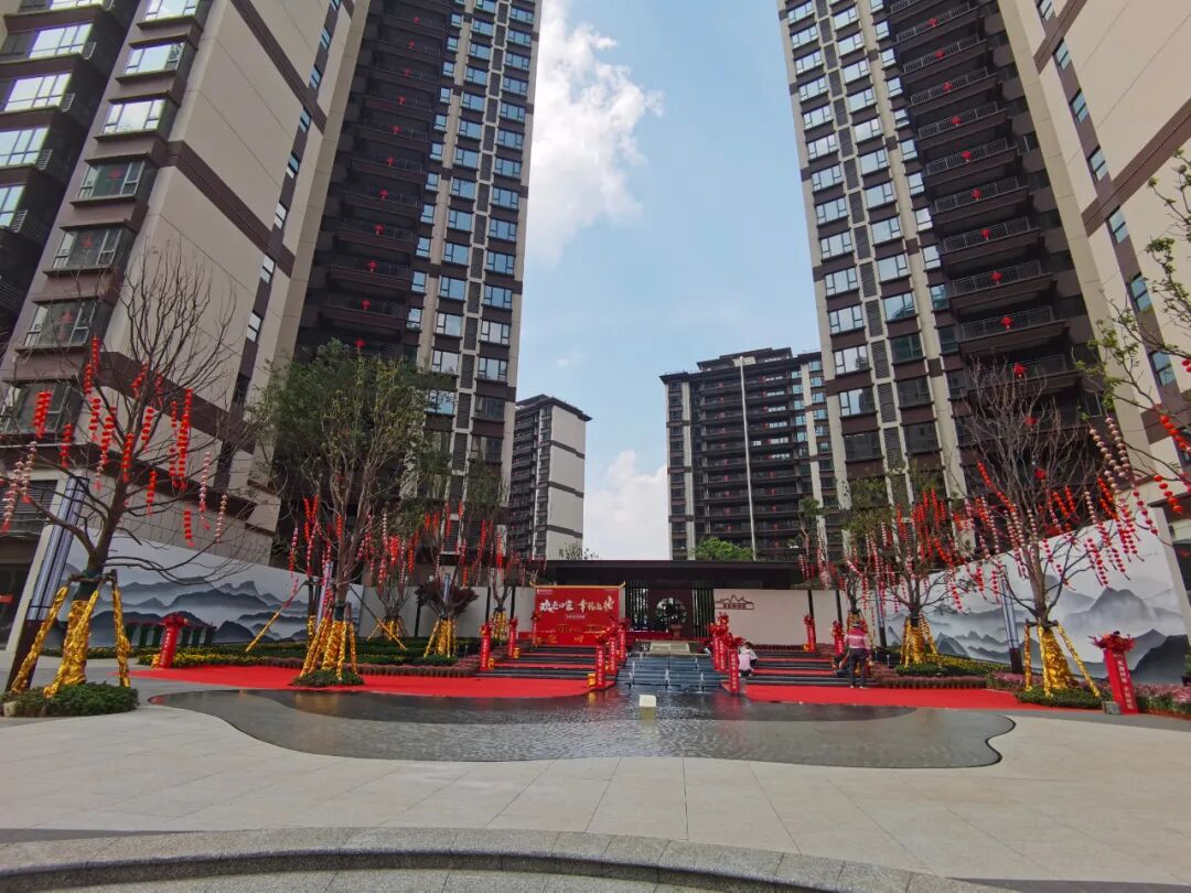 2018年,富康集团进驻曲靖,建设的第一个项目:富康城艺术中心;同期启动