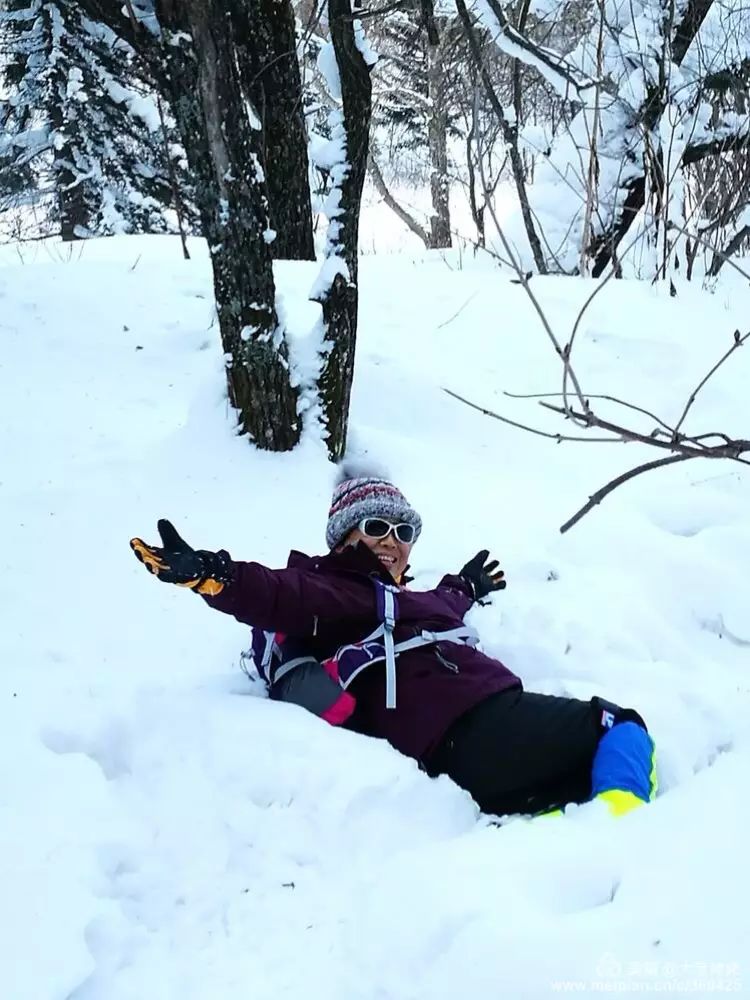 董淑君玩儿雪地滚.