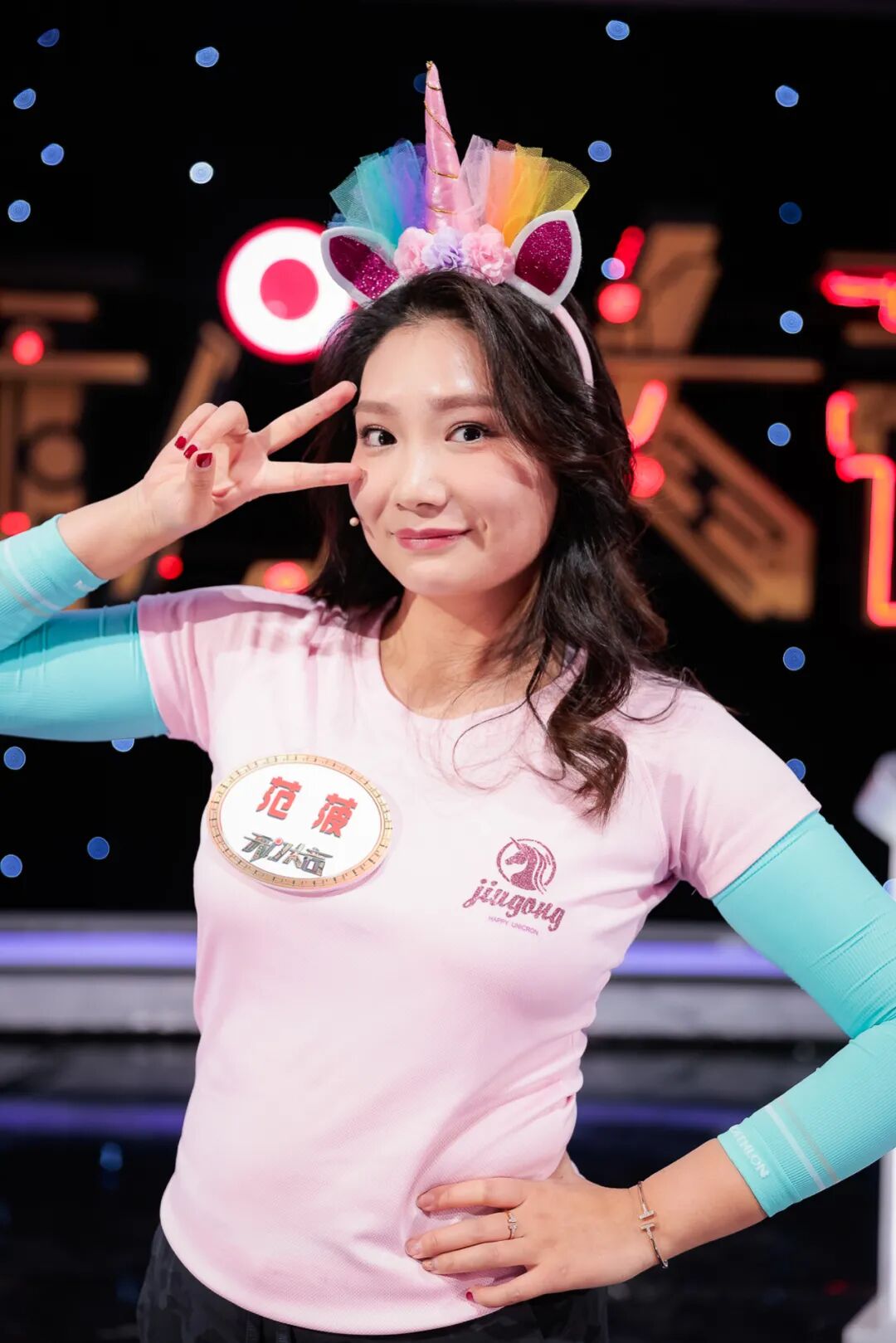 徐也——出租车司机赵小白——英语老师 杨飞凡——支教老师 孔雀哥哥—